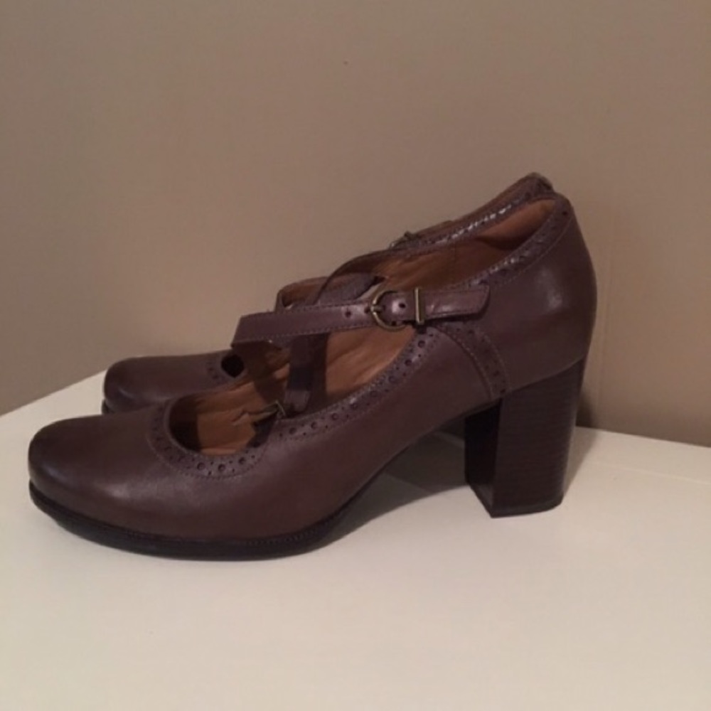 Super comfy Tan/brown Clarks